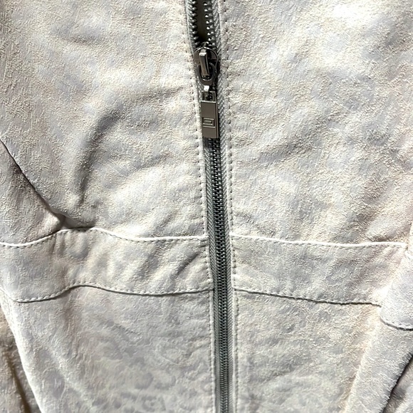 100% suede leather jacket Pamela McCoy size 2X Beige color, vague cheetah print. - Picture 3 of 5